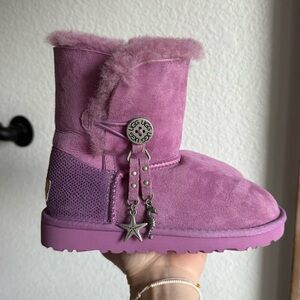 UGG Mini Bailey Button ll Wildflower Lilac w/ Beachy Charms NEW sz: 13 girls